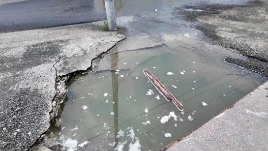 На новой дороге произошла первая коммунальная авария — прорыв водопровода на Южном проезде.