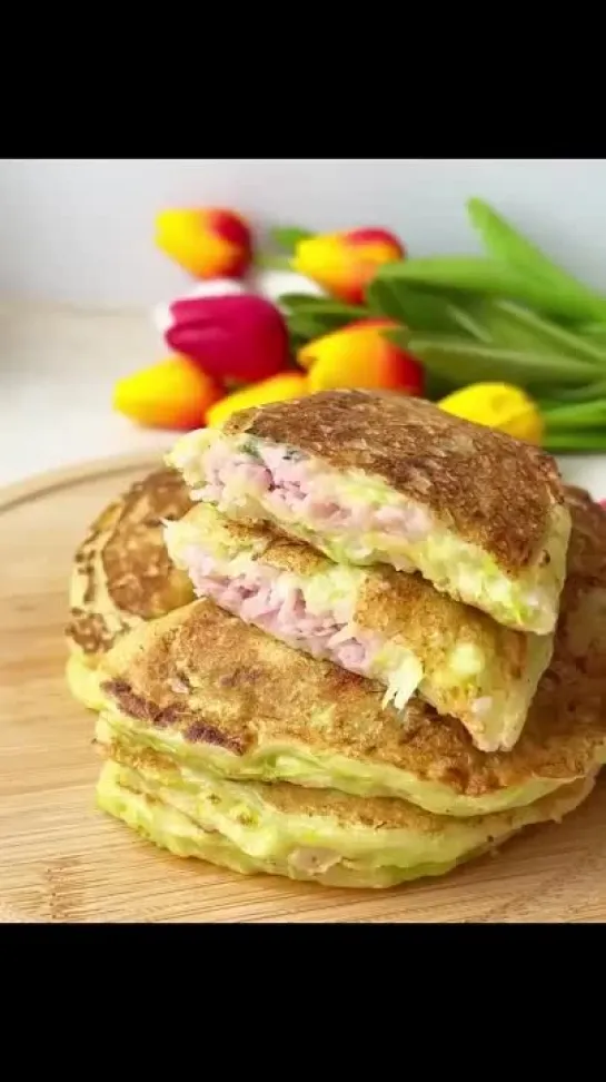 ЧЕБУРЕКИ ИЗ КАБАЧКА С ВЕТЧИНОЙ И СЫРОМ😋⁣⁣