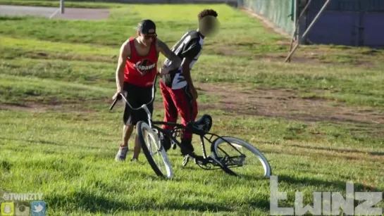 Велосипед приманка или как обмануть вора /TwinzTV/ BAIT BIKE IN THE HOOD PRANK