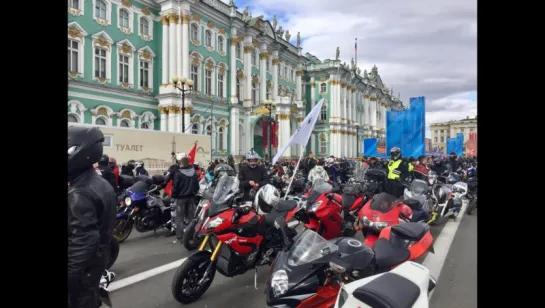 Тысячи байкеров устроили парад в Петербурге