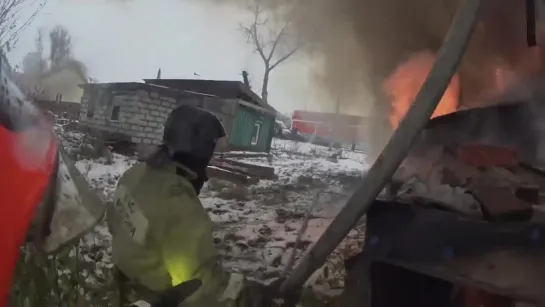 Глазами МЧС: тушение пожара в частном доме