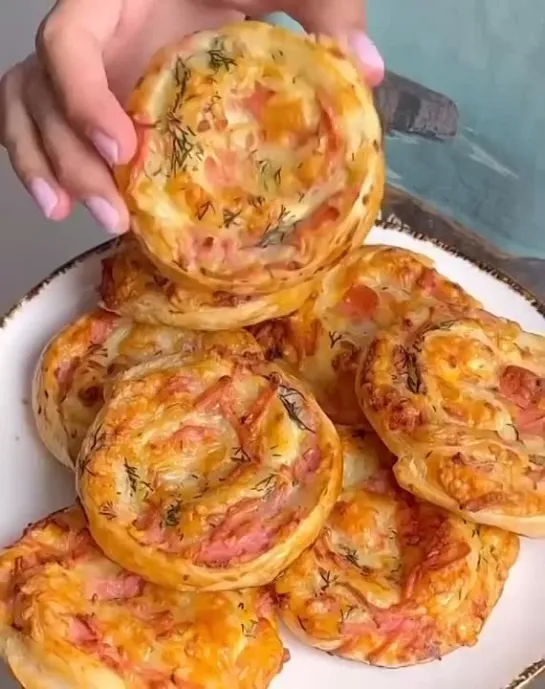 Слойки с сыром и колбасой🥯