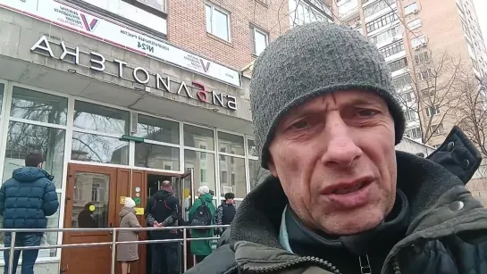 17.03.24 Очередь либералов по ихней акции против Путина. Избират. участок 24