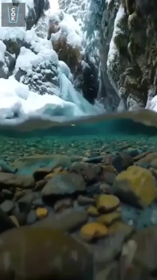 Снежинки падают в кристально чистую воду