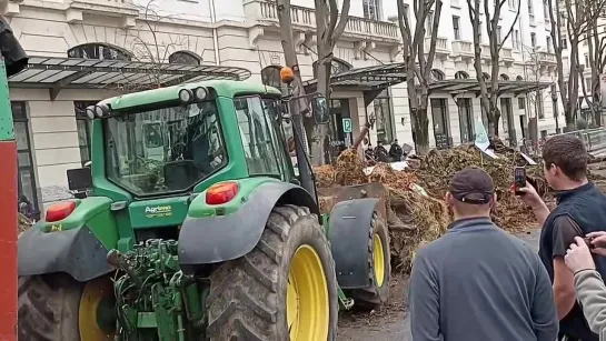 France Французские фермеры заполонили Лион тракторами