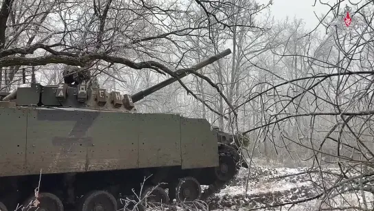 ️БМП-3 с импровизированным дополнительным комплектом защиты лобовой и бортовых проекций корпуса и башни с применением двухслойны