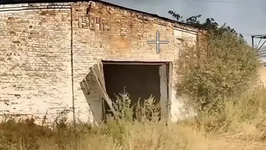 Когда вошел в ту дверь. FPV-дрон залетел в ангар к отдыхающим ВСУкам. Теперь выспятся