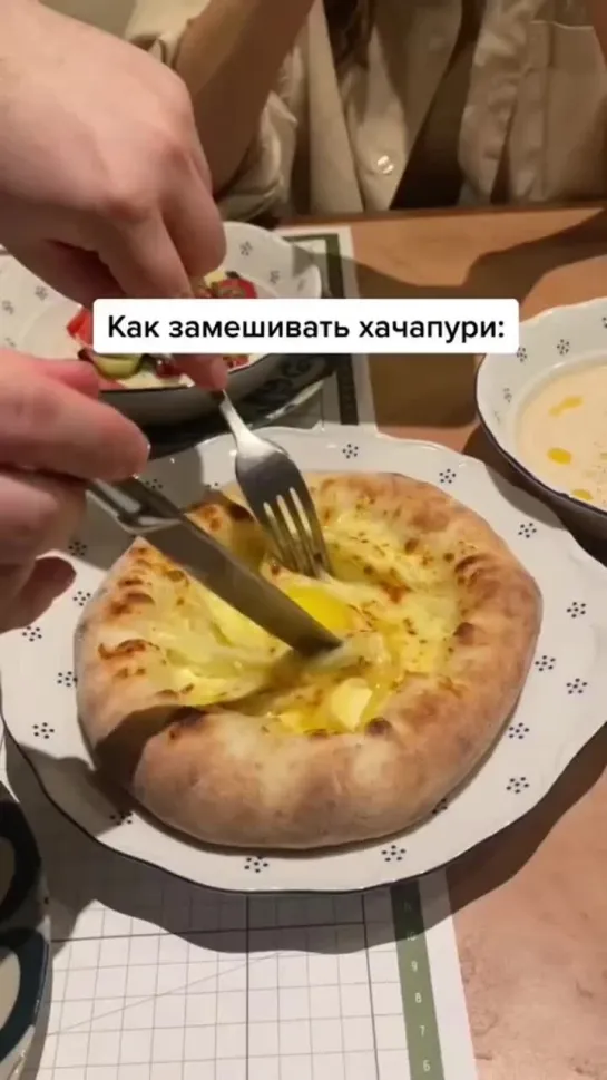 Часто заляпывались сыром и яйцом, когда замешивали хачапури