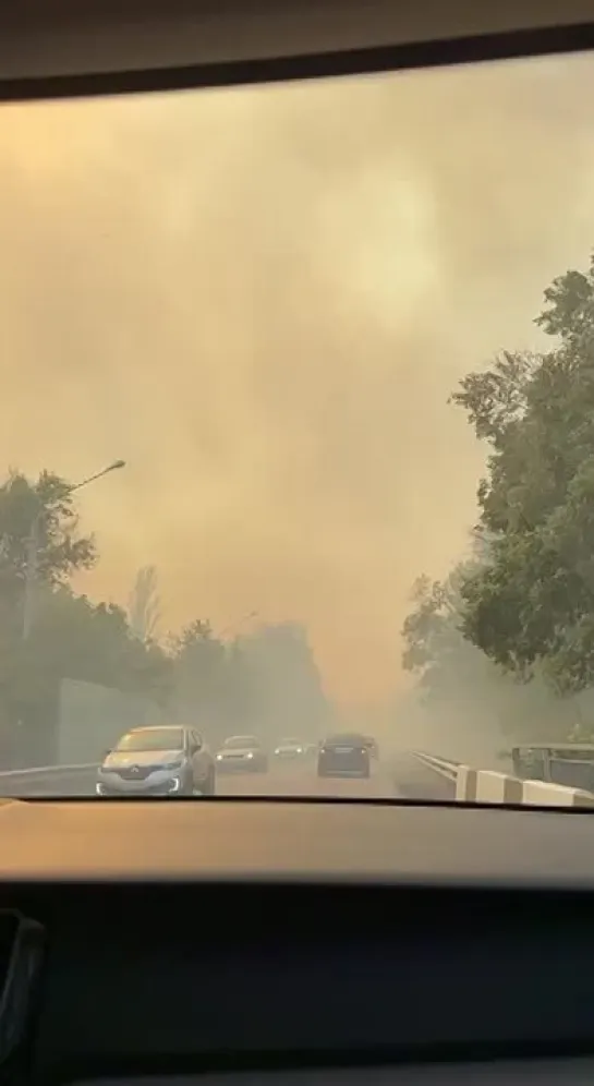 В районе Аксайского моста произошло несколько ДТП — на дороге практически нулевая видимость из-за дыма.