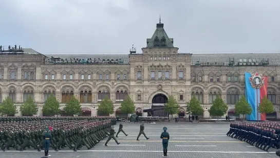 «За Донбасс!» — речевка десантников  во время прохода по Красной площади