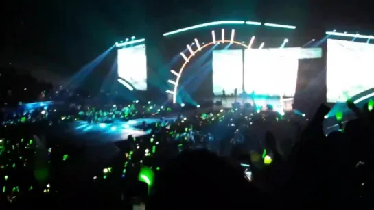 Why the fuck are they singing Black Pinks whistle at a got7s concert lmao