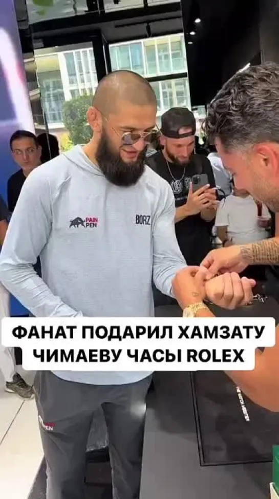 Фанат Хамзата Чимаева подарил ему часы Rolex.mp4