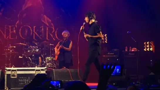 [FanCam] ONE OK ROCK - Wherever you are [France, Paris 02.12.2014]