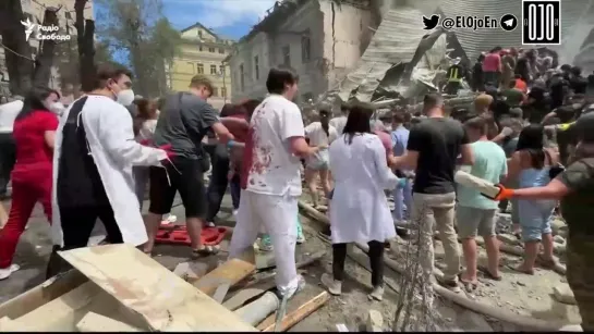 ️ Imágenes de un hombre ‘bañado en sangre falsa’, que luego se une a la cadena humana para remover escombros del hospital de Kie