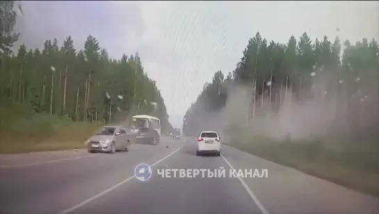 Появилось видео столкновения легковушки и автобуса под Первоуральском