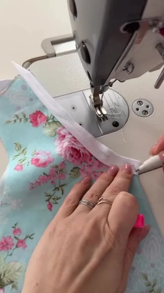 ✨Один из способов обработки горловины косой бейкой...🧵✂️