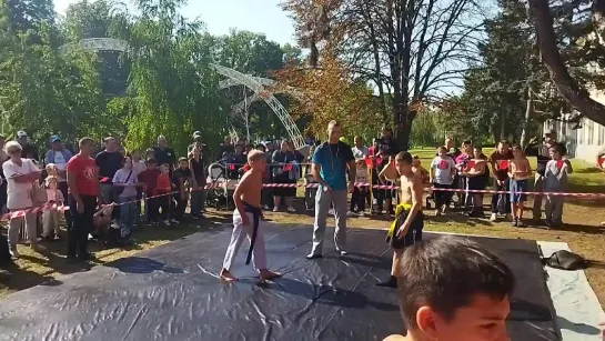 В этой зоне проходят соревнования по борьбе трынта. Ведутся нешуточные бои, ведь на кону баран, кролик и петух