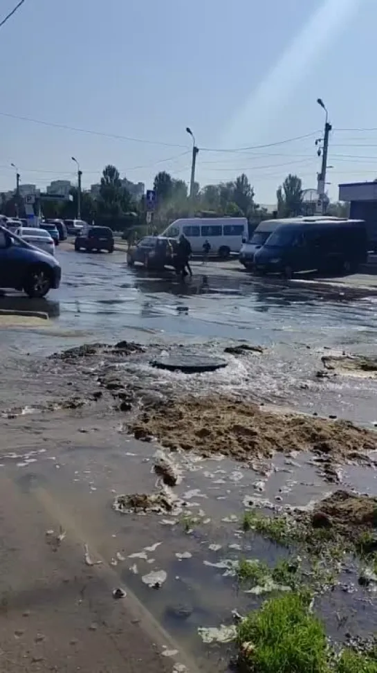 У Зелёного рынка в Тирасполе льёт из канализации