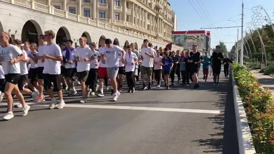 Боксеры, суворовцы, студенты, пловцы и легкоатлеты сегодня бегут по центральной улице Тирасполя. Это забег в честь дня работнико