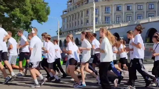 «А все бегут, бегут, бегут», а правая полоса в центре столицы стоит