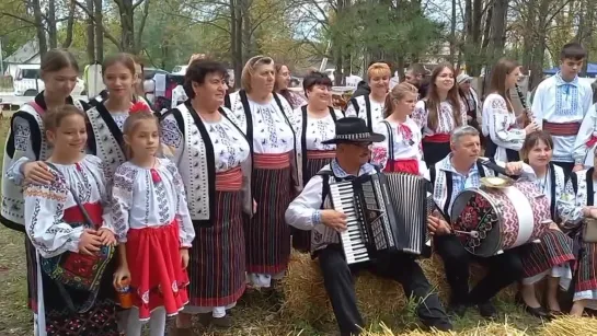 Традиционное шествие участников фестиваля «Мештер Фаур» в Гоянах. После — песни, танцы и хлеб для коллективов