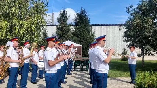 Ряд прихожан сегодня наградили церковными наградами.С концертной программой выступили музыканты оркестра Главного штаба Вооружен