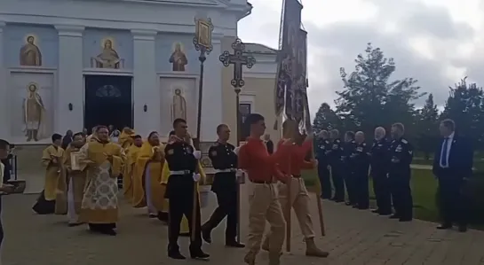 ️ После литургии в храме Александра Невского прошел крестный ход