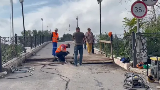 Так сейчас на мосту через Днестр в Тирасполе. Людей пропускают, машины – нет. Ремонт до понедельника