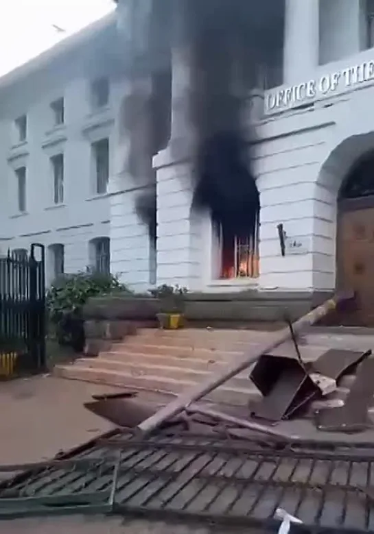 ️Los manifestantes en la capital de Kenia están quemando edificios administrativos