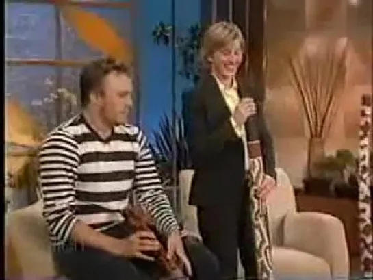 Heath Ledger on Ellen playing the Didge Хит Леджер на шоу Эллен