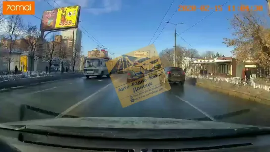 Донецк Пр Ильича перед Молоко, сбили женщину на Зебре... Рядом с театром кукол.