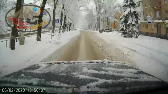 Водитель на свой видеорегистратор заснял момент падентя дерева