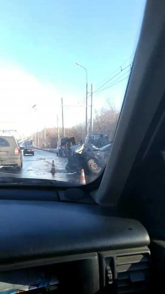 Между больницей и ботаническим в сторону Макеевки произошло серьезное ДТП. 06.12.19.