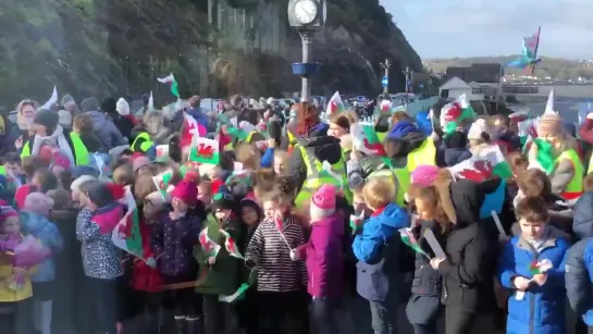 Schoolkids await William and Kate