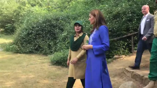 Video Kate William met local schoolchildren