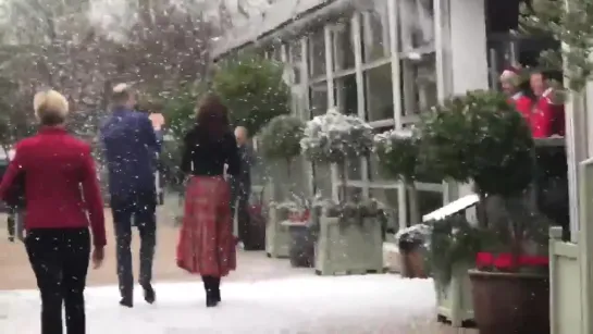 Bit of a snowball fight going on here at Kensington Palace