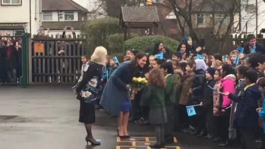 Прибытие Герцогини в детскую школу.