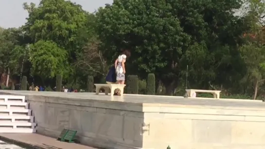 Video of the moment Kate and William sat on the bench Princess Diana did at the Taj Mahal