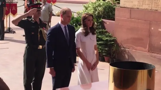 Kate struggles at a breezy India Gate