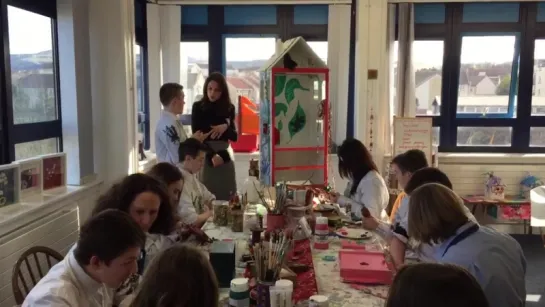 Duchess of Cambridge joins in session being run by the Art Room.