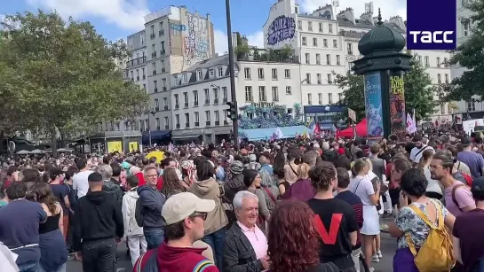 Large anti-Macron protests in France