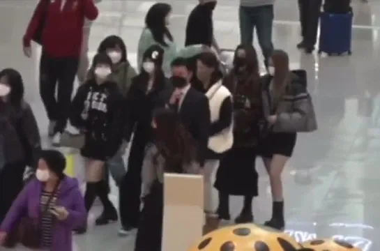 NewJeans' bodyguard protects members from sasaengs