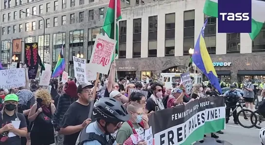 ▶️ Cientos de personas participaron en una manifestación en apoyo de Palestina en el centro de Chicago, donde se inaugura la Con