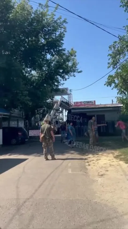 Mobilisation forcée en #Ukraine : les hommes sont carrément enlevés dans les rues, dans les champs, dans les taxis, au travail.