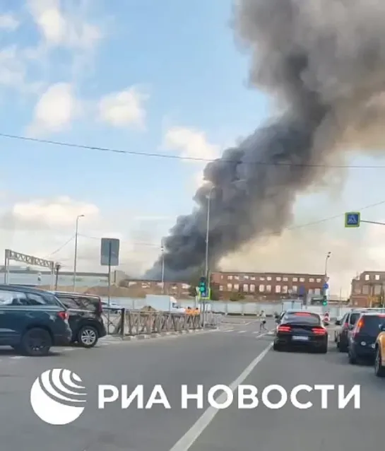 ️ ️Un 'incendie s'est produit sur le territoire de l'usine Ukhtomsky à Lyubertsy près de Moscou, superficie - 1800 mètres carrés