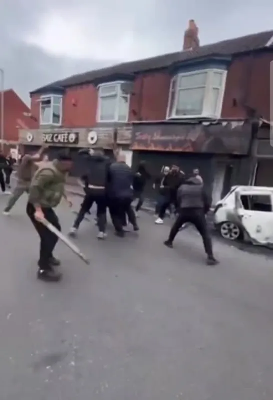 ‼️ Gran Bretaña está en llamas por los enfrentamientos callejeros: ya han perdido su país?