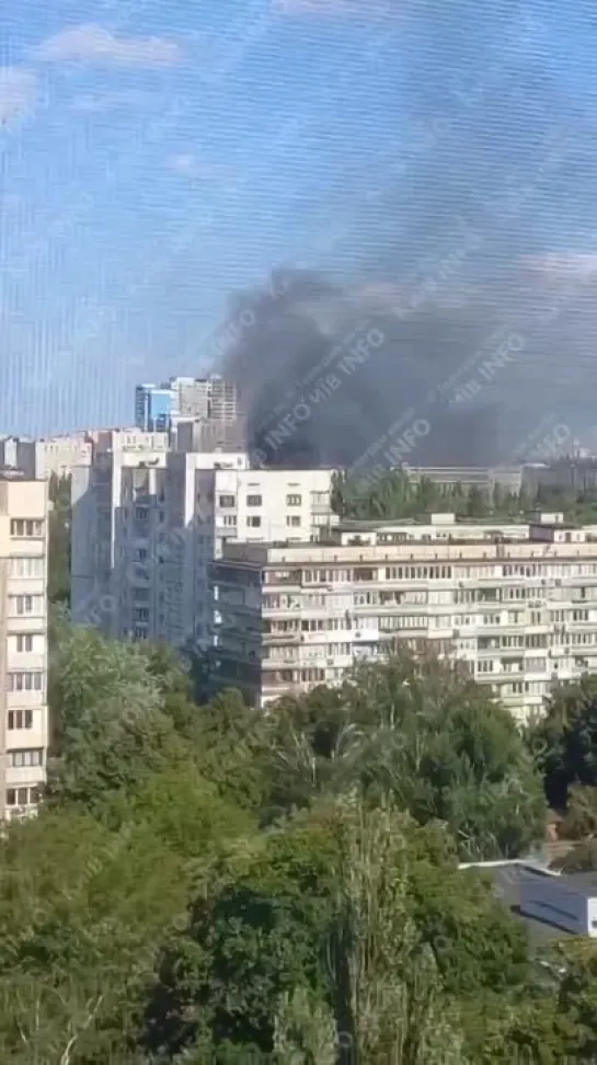 ️Il y a un puissant incendie à Borshchagovka à Kiev. On rapporte qu'il y a eu d'abord une explosion. Mais le service d'urgence d