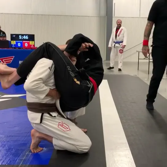 Clay Mayfield - flying triangle+ loop choke