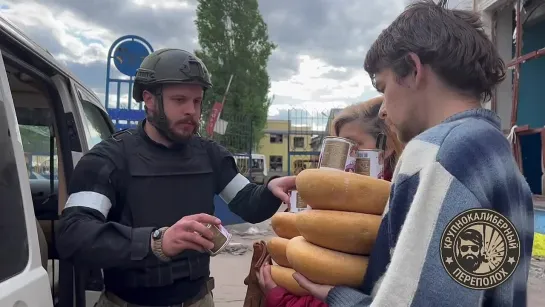 Ее дом сгорел, эта красивая женщина спасается в техническом помещении с двумя детьми