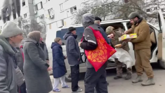 Раздаём Пасхальные Куличи в Черемушках Мариуполя